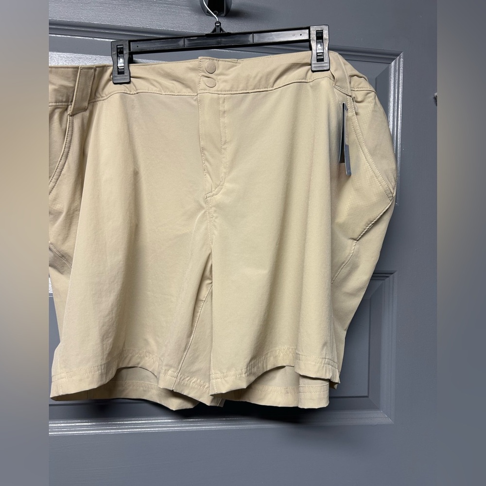 Columbia Women’s PLUS PFG Coral Point III tan shorts 7” length. Size 24W NWT